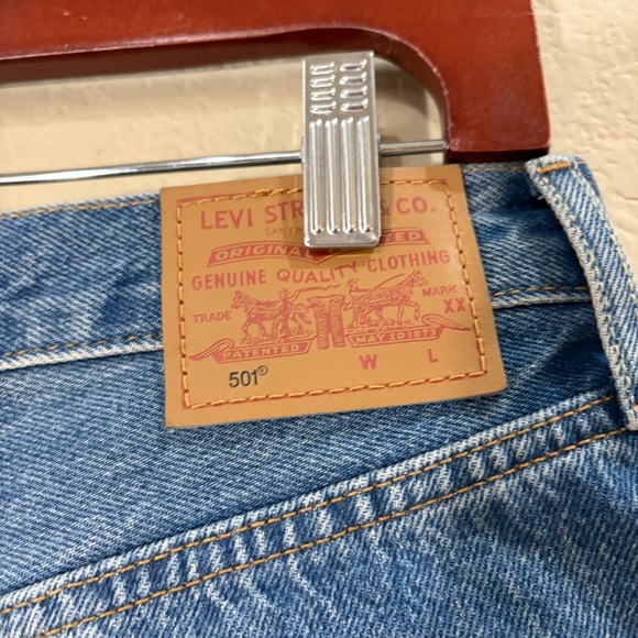 Levi's 501 Button Fly Distressed Cuffed Raw Hem Medium Wash Shorts Women's Sz 31 - Picture 3 of 12